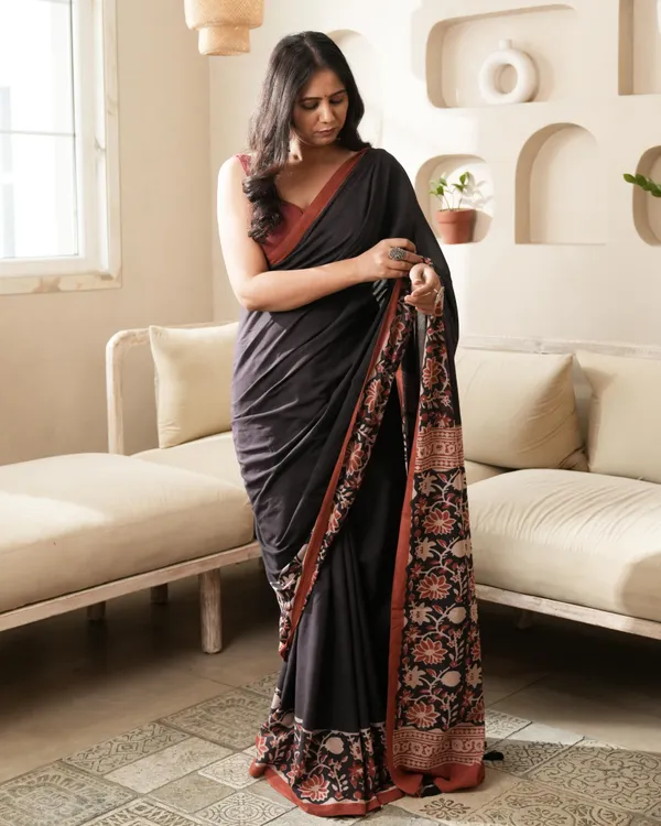 Black_Cotton_Floral_Jaal_Border_Print_Mulmul_Saree_For_Women